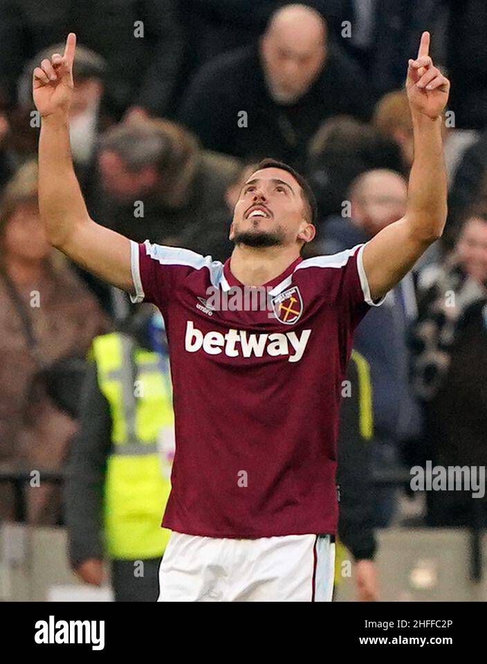 I Pablo Fornals del West Ham United festeggiano il secondo gol della partita durante la partita della Premier League al London Stadium di Londra. Data foto: Domenica 16 gennaio 2022. Foto Stock