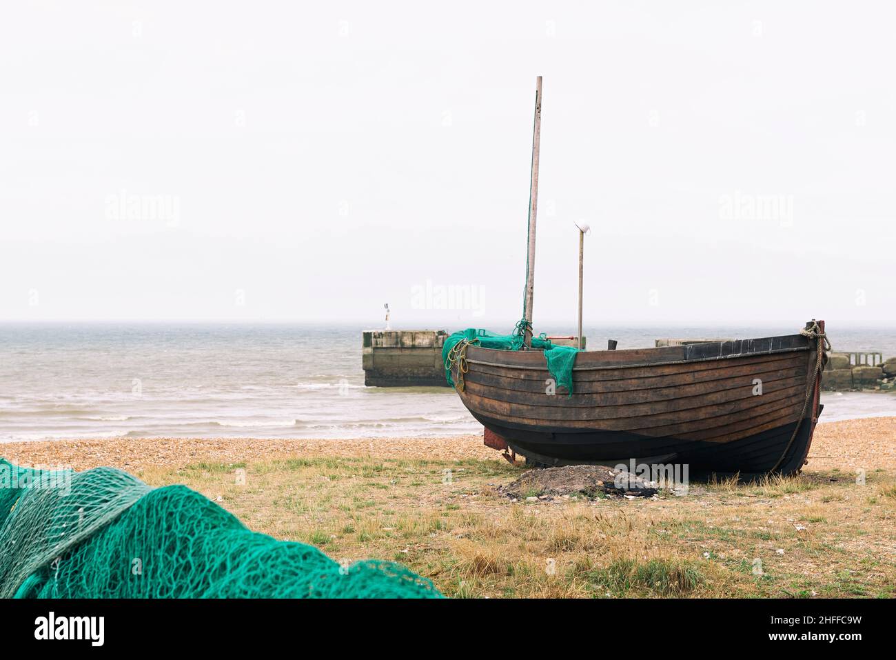 Barca da pesca in legno sulla spiaggia Foto Stock