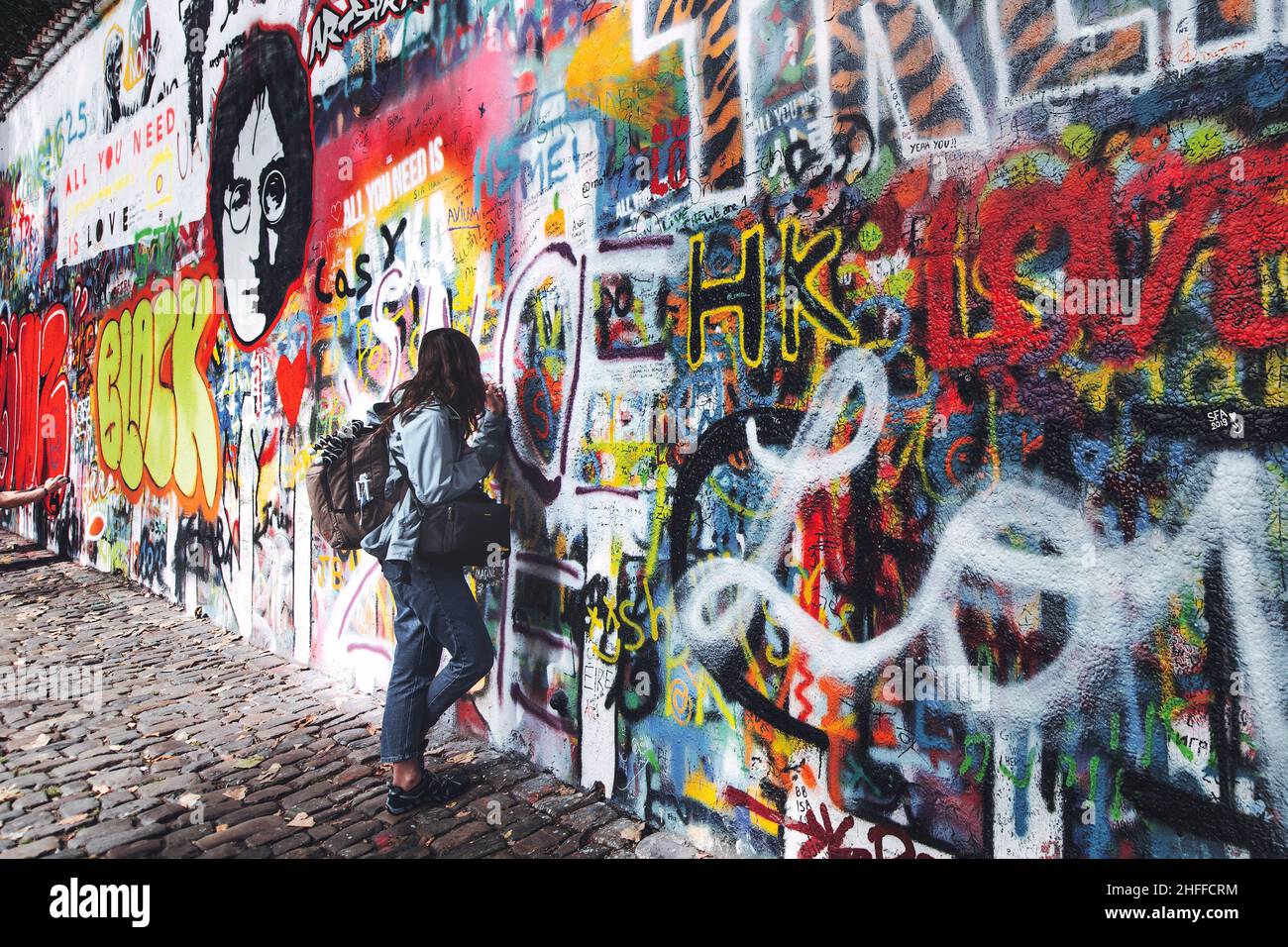 Disegni e scritti sulla famosa parete di John Lennon a praga Foto Stock
