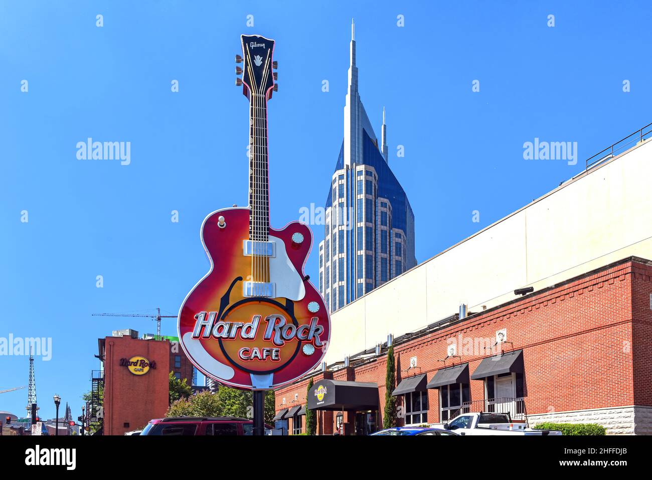 Nashville, TN, USA - 21 settembre 2019: L'Hard Rock Café e la sua chitarra iconica e il Batman Building sullo sfondo. Foto Stock