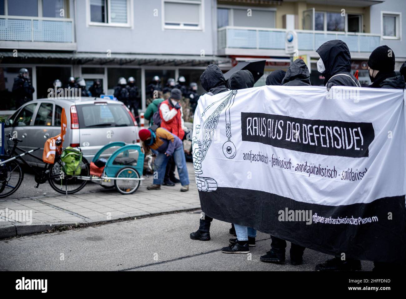 Il 15 gennaio 2022 alcune centinaia di antifascisti si riunirono a Rosenheim, nella Germania meridionale, per protestare contro l'ufficio AFD di Andreas Winhart e Franz-Xaver Bergmueller. I manifestanti hanno acceso pirotecnici. (Foto di Alexander Pohl/Sipa USA) Foto Stock