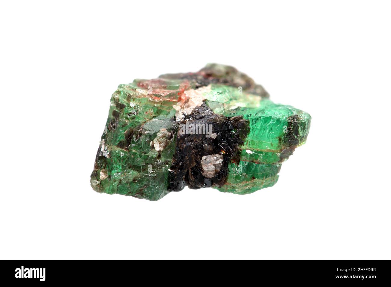 Pietra naturale smeraldo ruvido (beril verde) su sfondo bianco Foto Stock