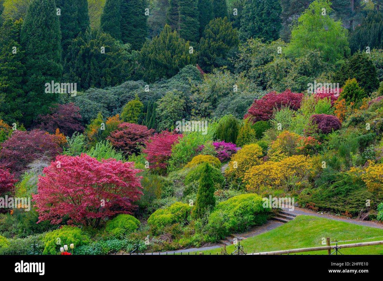 Il famosissimo Alton Towers Garden si presenta in una bella estate inglese Foto Stock