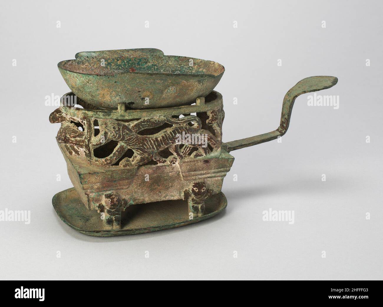 Coppia di bracieri (Lu) con cuccioli di leone (Erbei), Han tardo occidentale o Han primororientale, 1st secolo a.C./1st secolo d.C. Foto Stock