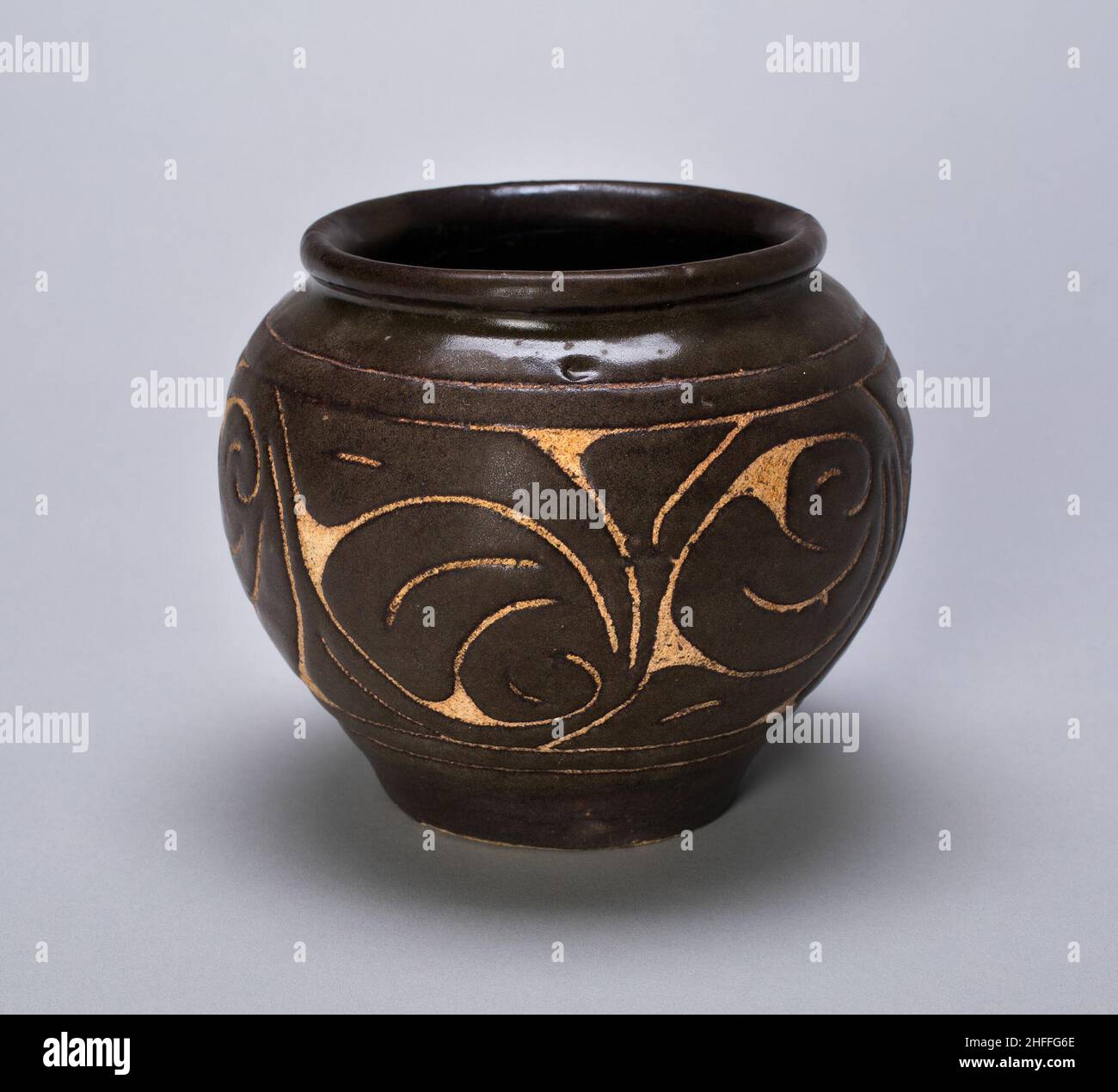 Piccolo vaso globulare con labbro arrotolato e foglie stilizzate, dinastia Jin (1115-1234). Foto Stock