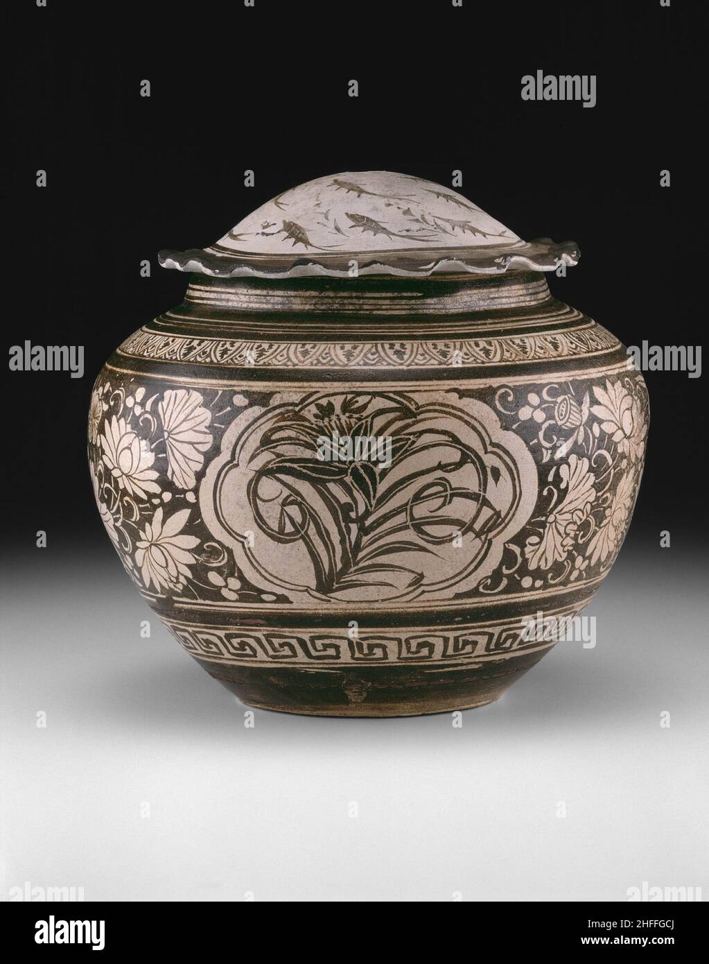 Vaso con spruzzi di Peony, Lily, e Plum e coperchio con piccolo pesce, dinastia Southern Song (1127-1279), inizio 13th secolo. Foto Stock