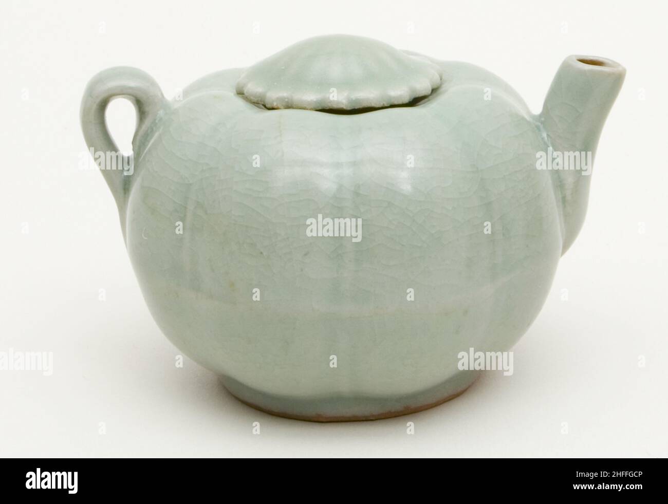 Ewer a forma di melone (vaso del vino) con coperchio di fiori/foglie, Song meridionale (1127-1279) o dinastia Yuan (1279-1368), c.. 13th secolo. Foto Stock