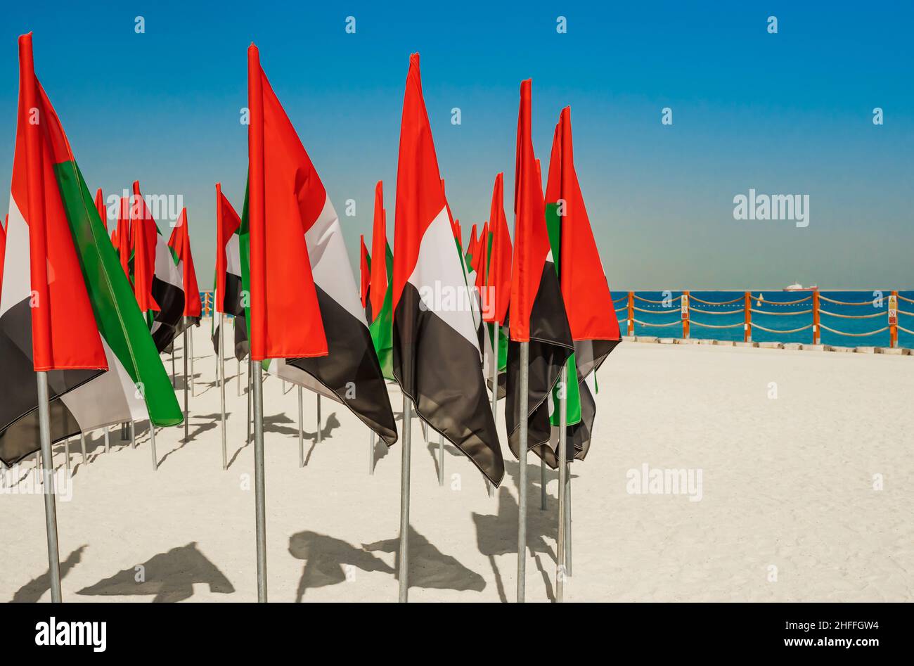 Bandiere Emirati Arabi Uniti a Kite Beach a Dubai. Celebrazione della Giornata Nazionale - Giornata degli Emirati Arabi Uniti molte bandiere degli Emirati Arabi Uniti a sabbia Foto Stock