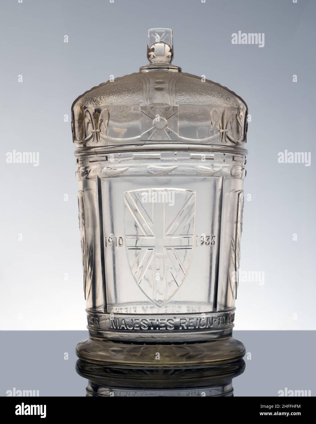 DEVON, INGHILTERRA - GENNAIO 15 2022: Antico vaso di vetro che commemora il giubileo d'argento di Re Giorgio V. Foto Stock