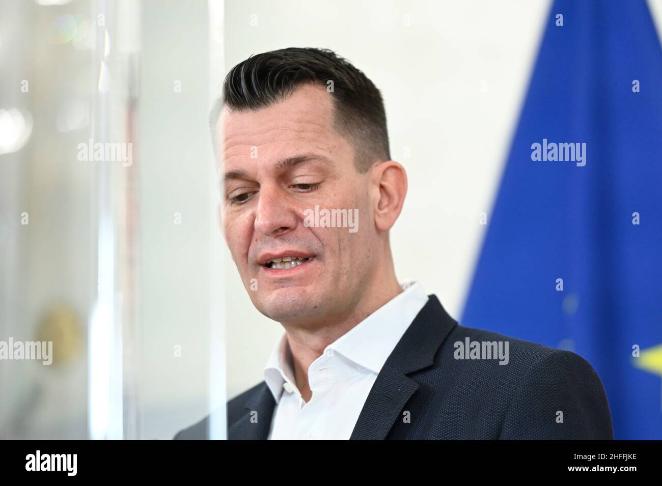 Vienna, Austria. 16th. Gennaio 2022. Presentazione del progetto di legge sulla vaccinazione obbligatoria presso la Cancelleria federale con il Ministro della sanità Wolfgang Mückstein (Verdi) Foto Stock