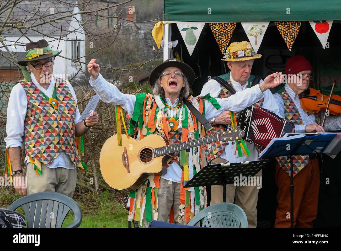 Bridport, Dorset, Regno Unito. 16th gennaio 2022. WYLD Morris si esibisce al Wassailing al Bridport Community Orchard di Dorset. Wassailing è una tradizionale e antica celebrazione invernale. Wassail è derivato dal anglosassone "waes haeil" - per essere sano. La celebrazione è usata per allontanare gli spiriti malvagi e incoraggiare un buon raccolto di mele nella stagione successiva. Picture Credit: Graham Hunt/Alamy Live News Foto Stock