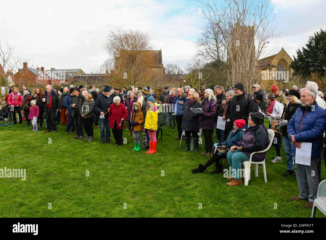 Bridport, Dorset, Regno Unito. 16th gennaio 2022. Wassailing a Bridport Community Orchard in Dorset. Wassailing è una tradizionale e antica celebrazione invernale. Wassail è derivato dal anglosassone "waes haeil" - per essere sano. La celebrazione è usata per allontanare gli spiriti malvagi e incoraggiare un buon raccolto di mele nella stagione successiva. Picture Credit: Graham Hunt/Alamy Live News Foto Stock