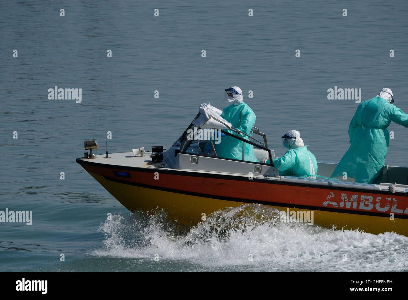 Gli operatori sanitari arrivano in ambulanza in barca presso un ospedale di Venezia. Venezia, 10 aprile 2020. (MVS) Foto Stock