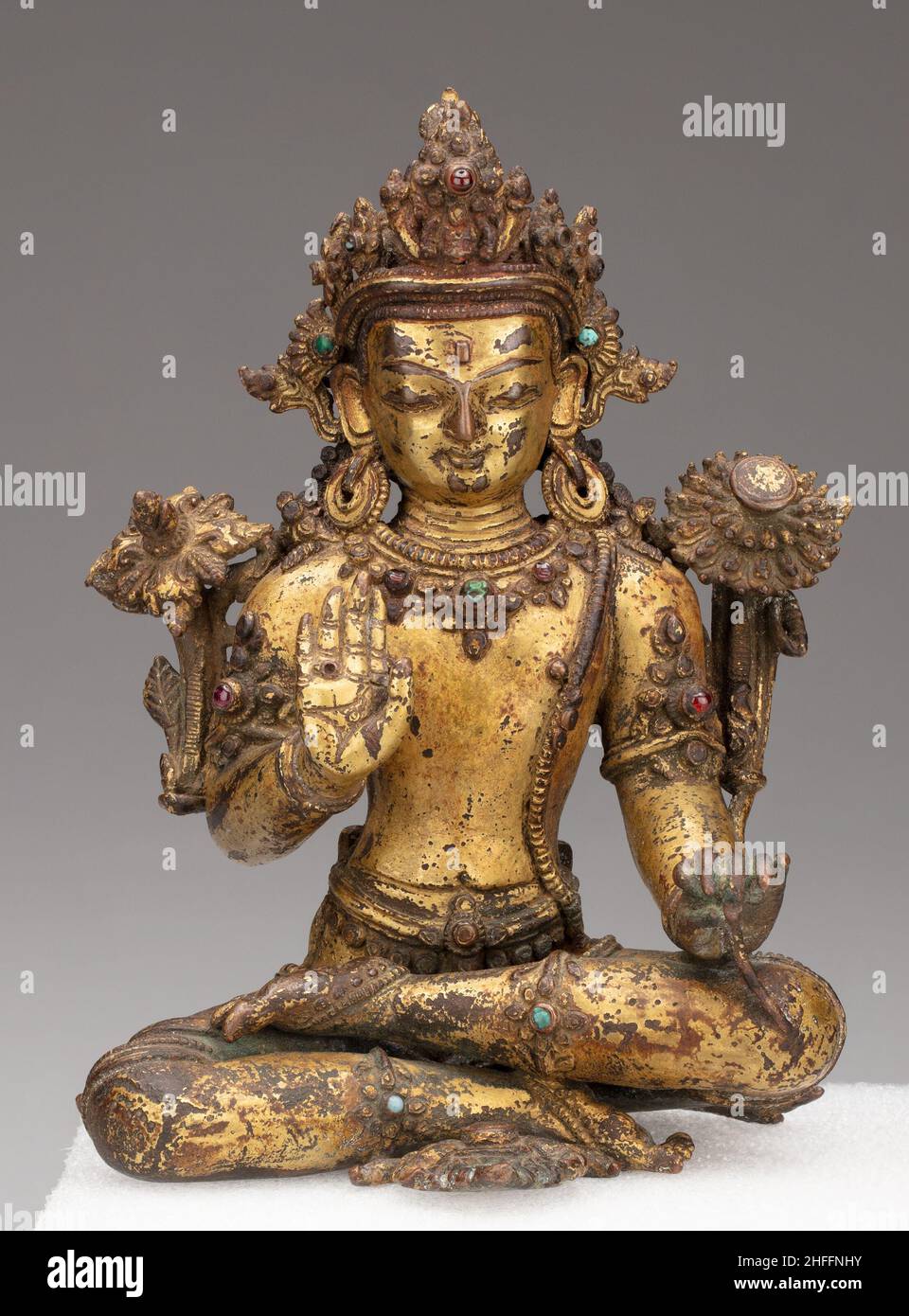 Bodhisattva Avalokiteshvara seduta con mano in Gesture of Reassurance (Abhayamudra), 15th/16th secolo. Foto Stock