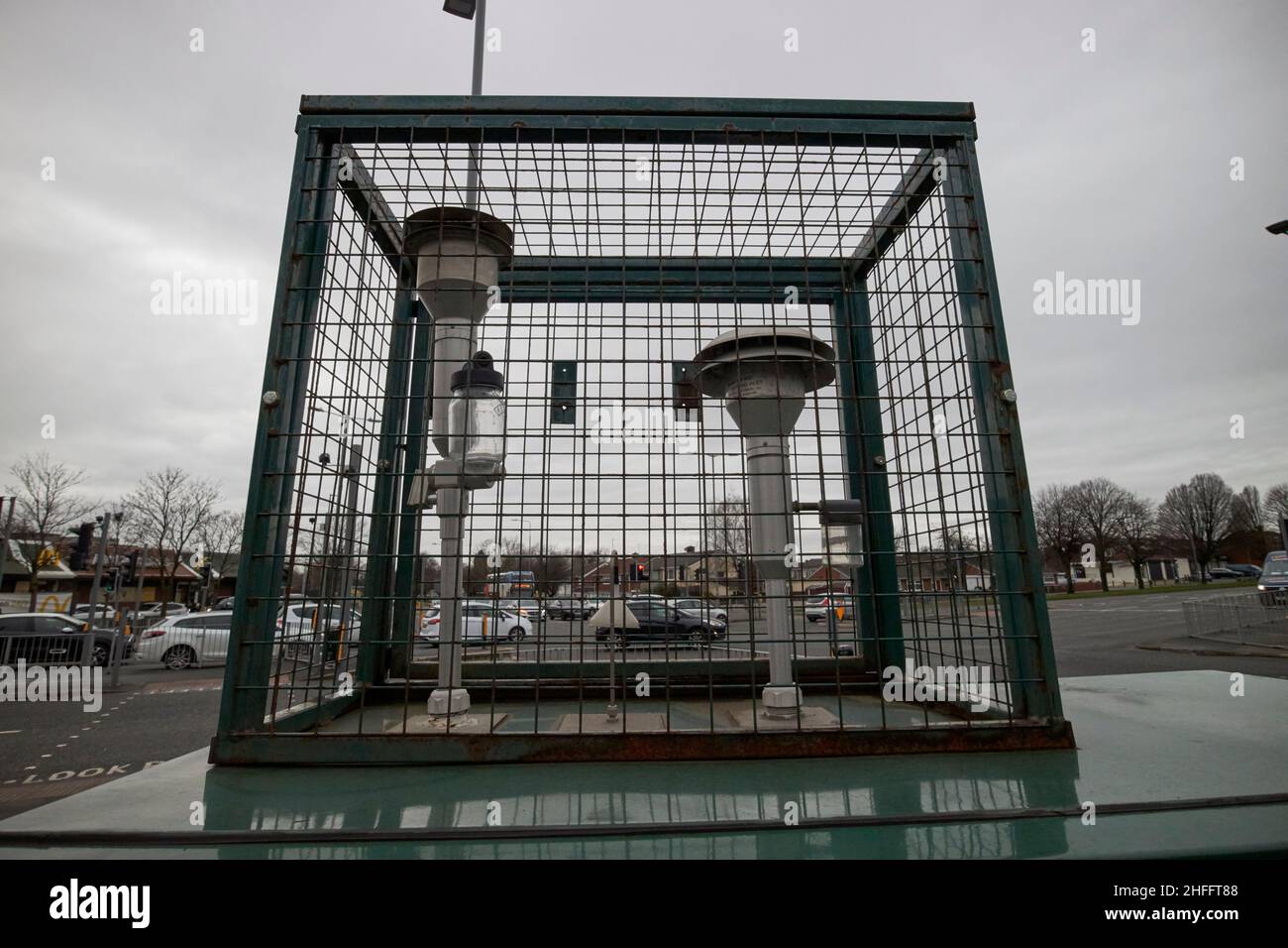 Stazione di monitoraggio dell'inquinamento atmosferico su un incrocio stradale molto trafficato a kirkby Liverpool Inghilterra UK Foto Stock