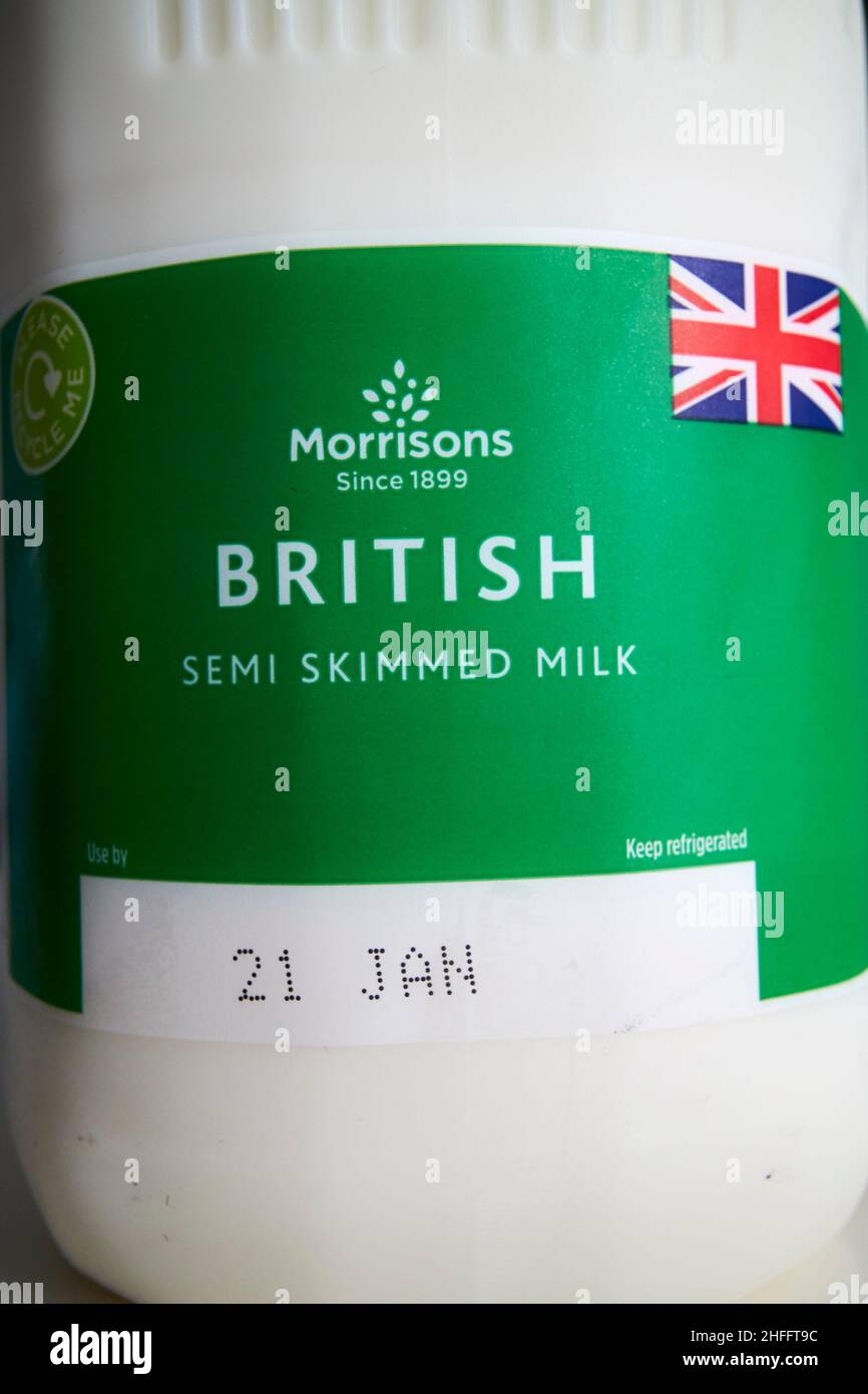 morrisons british latte parzialmente scremato con uso entro la data sul fronte gennaio 2022 Liverpool Inghilterra Regno Unito Foto Stock
