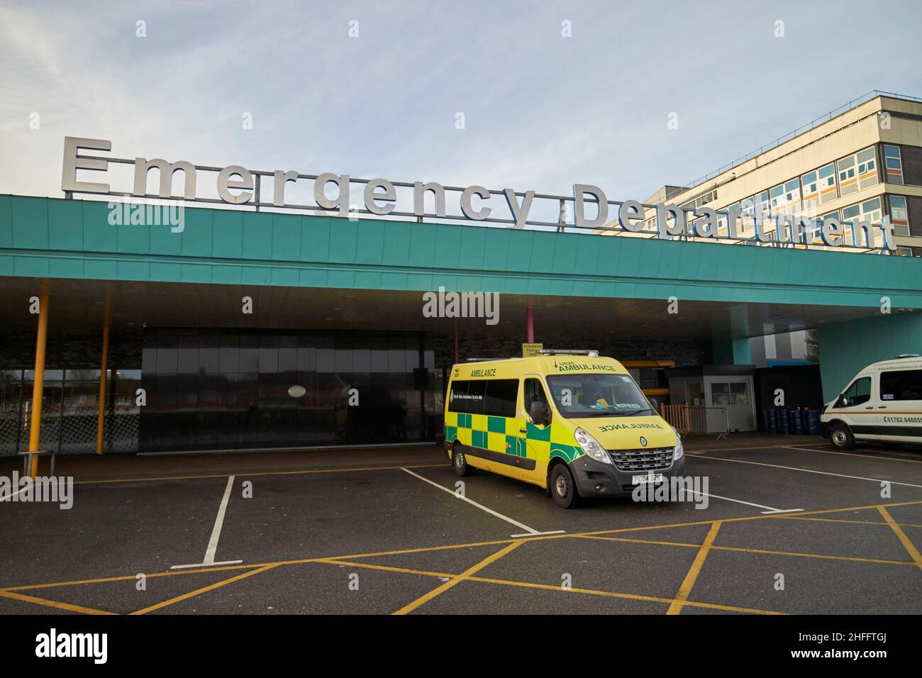 Ambulanza fuori del reparto di emergenza all'ospedale universitario di aintree fazakerley Liverpool Inghilterra Regno Unito Foto Stock