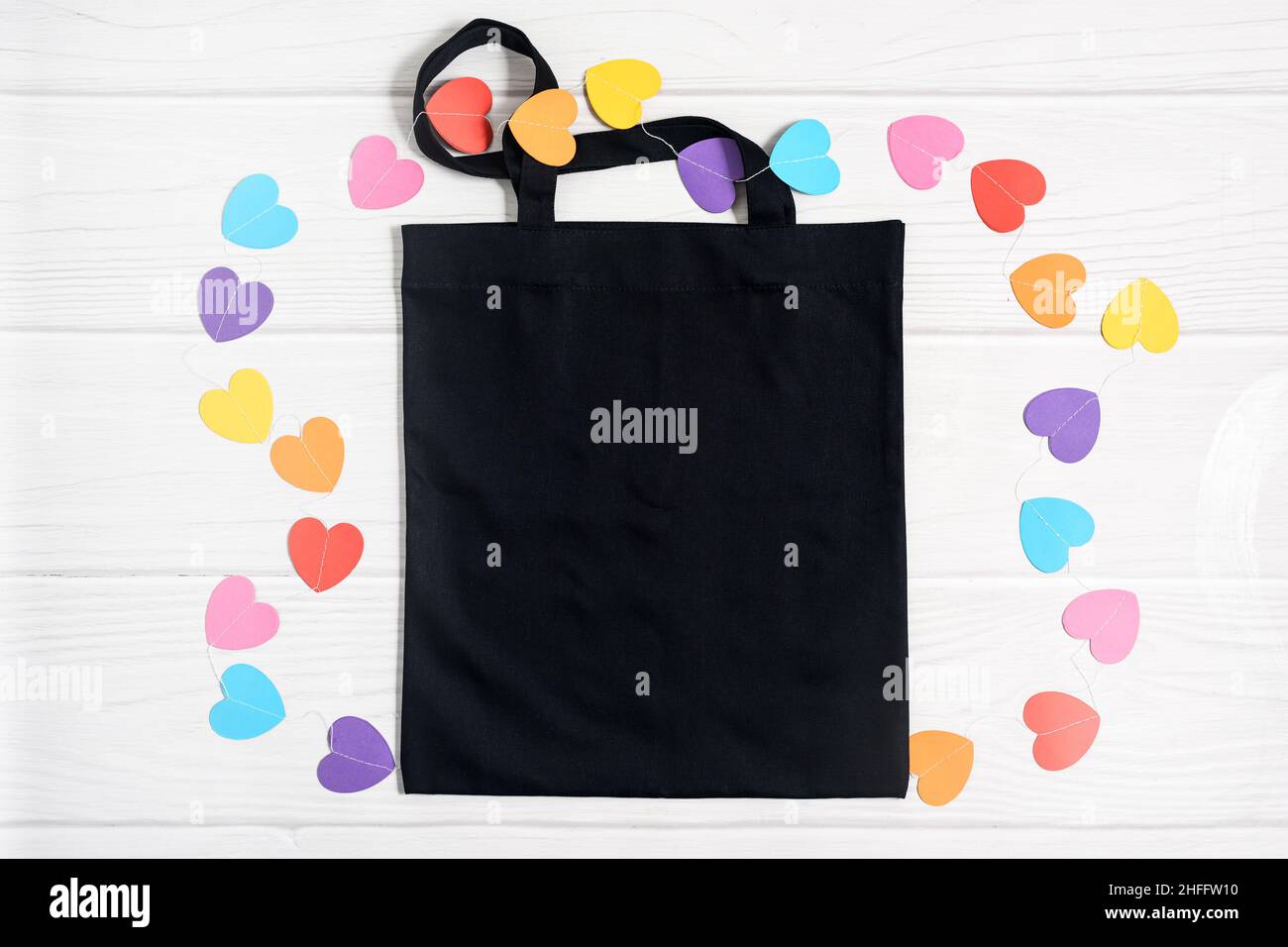 Borsa tote valentine per mockup da giorno con cuori colorati di carta. Foto Stock