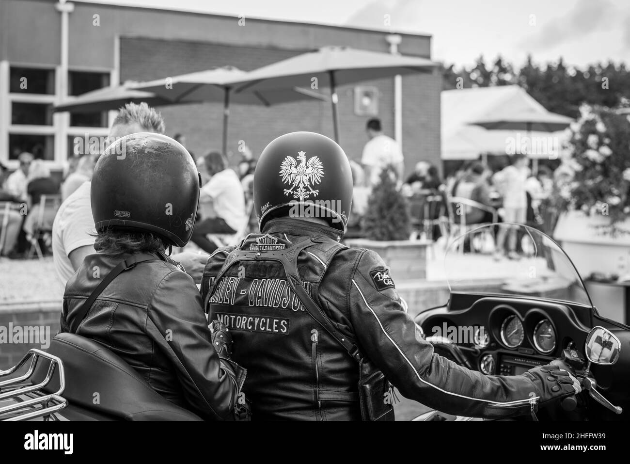 Motociclista e passeggero, orgoglio polacco sul casco Foto Stock