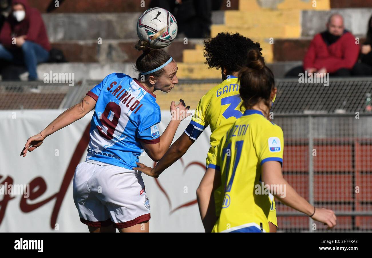 Deborah Salvatori Rinaldi (9) Pomigliano Calcio Femminile e Sara Gama (3) Juventus Donne durante il Campionato Italiano di Calcio Lega A Femminile 2021/2022 Match tra Pomigliano Femminile vs Juventus Donne allo stadio Ugo Gobbato il 16 gennaio 2022 Foto Stock