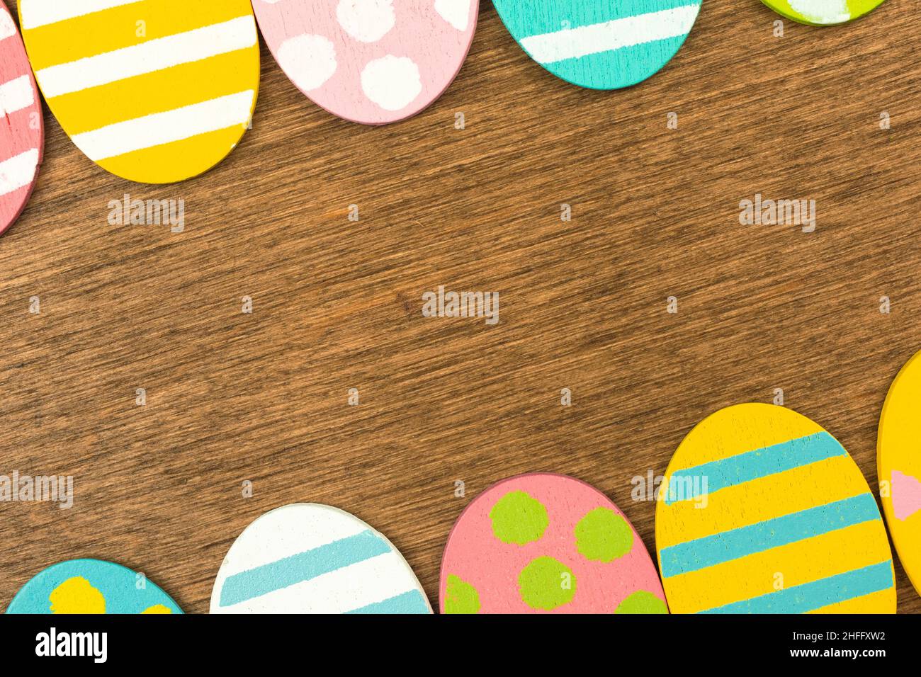 Uovo di Pasqua colorato con bordo laterale doppio su sfondo di legno vecchio, disegno piatto, vista dall'alto con spazio copia Foto Stock