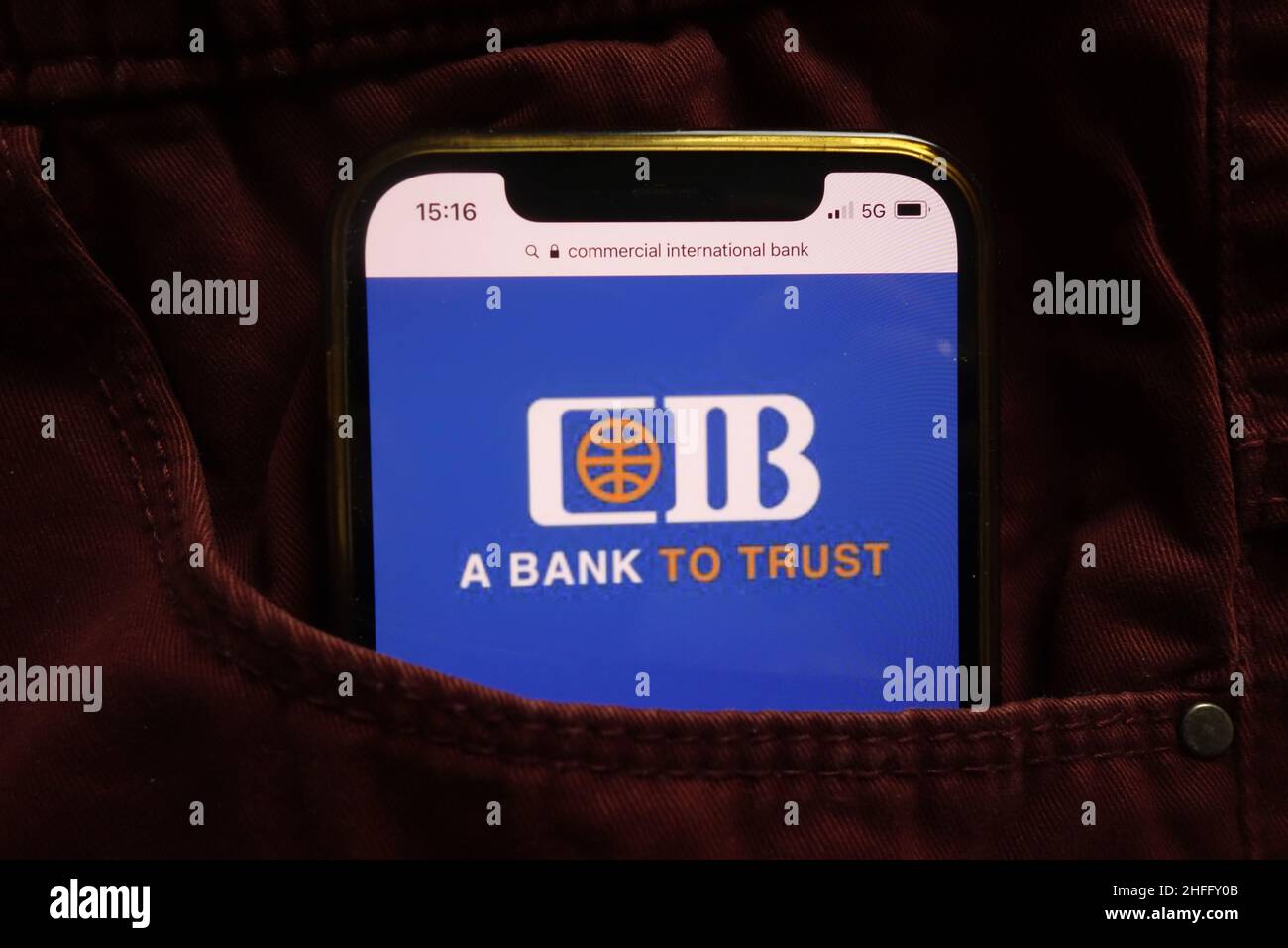 KONSKIE, POLONIA - 15 gennaio 2022: Logo Commercial International Bank visualizzato sul cellulare nascosto in tasca jeans Foto Stock