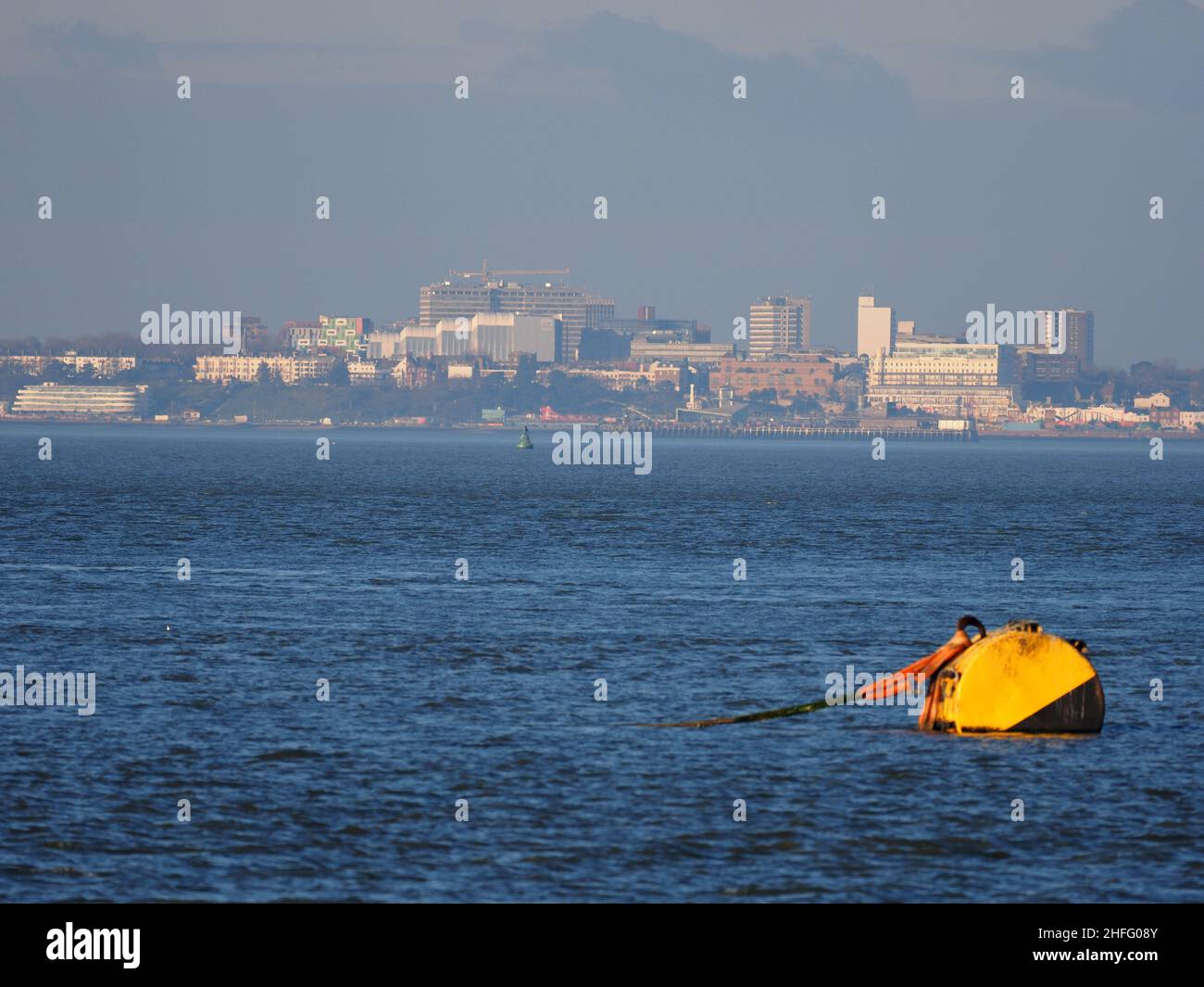 Sheerness, Kent, Regno Unito. 16th Jan 2022. UK Meteo: Tramonto dietro le vecchie fortezze in Sheerness banchine, Kent. Credit: James Bell/Alamy Live News Foto Stock