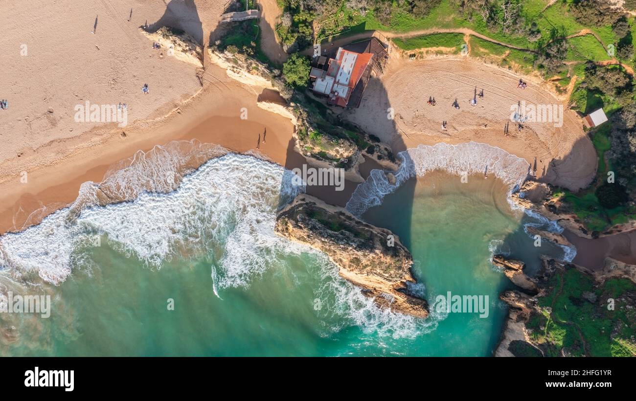 Vista aerea delle belle spiagge portoghesi con spiagge di sabbia rocciosa e sabbia pura per i turisti ricreazione nell'Algarve nel sud. Foto Stock