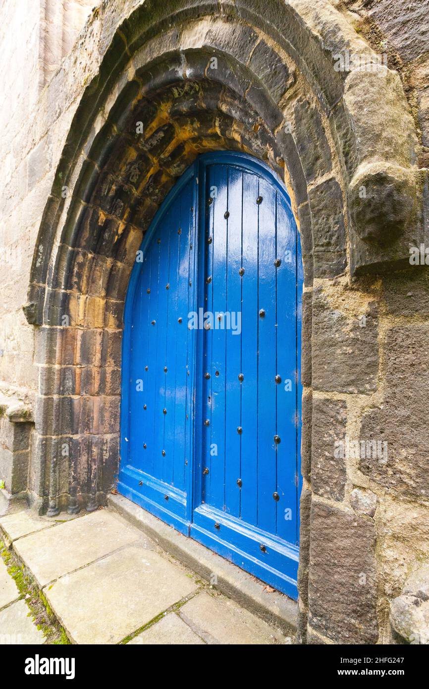 Porta dipinta di blu in un arco di pietra. Foto Stock
