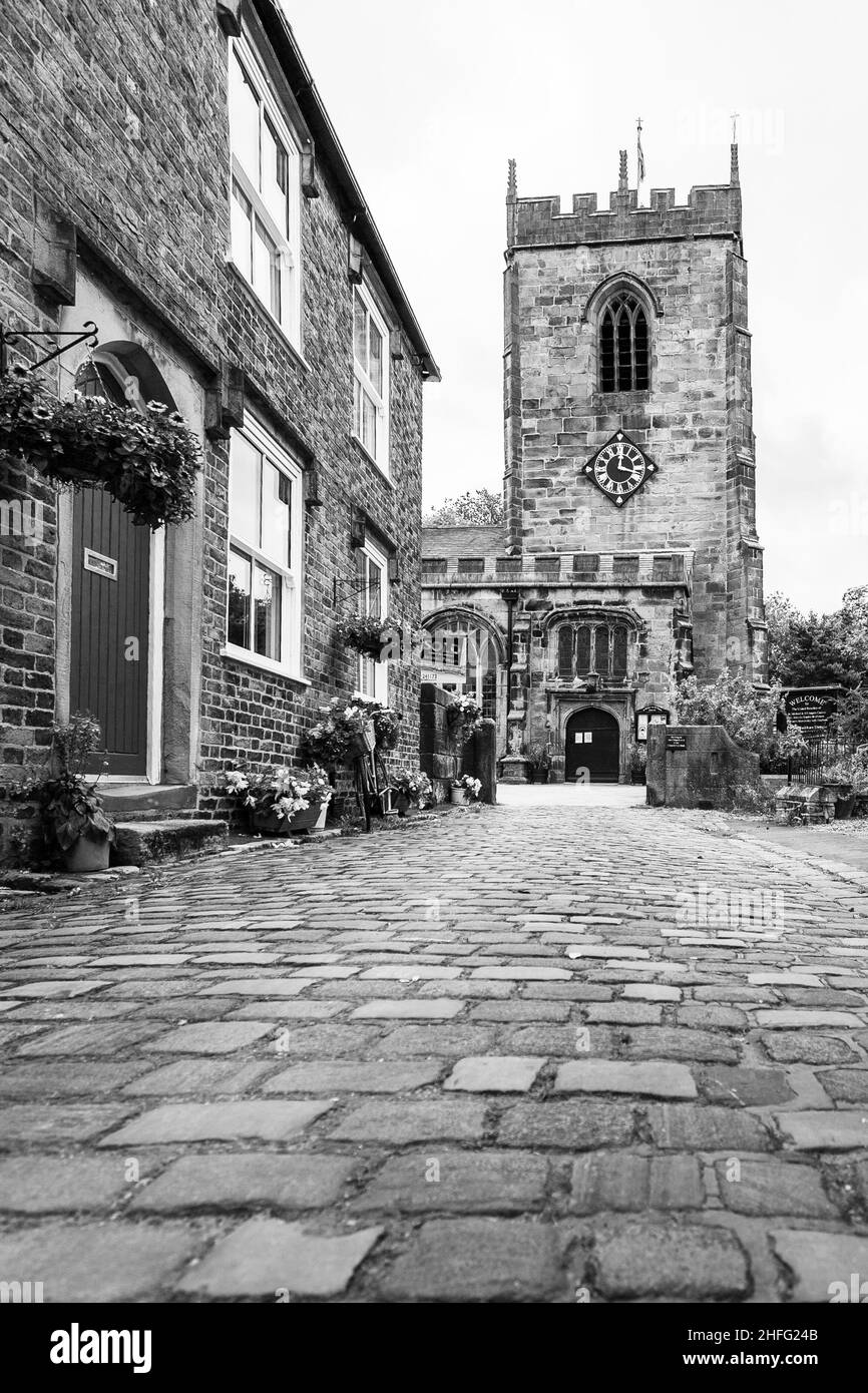 Sentiero lastricato che conduce alla chiesa di Croston in Lancashire, Inghilterra. Foto Stock