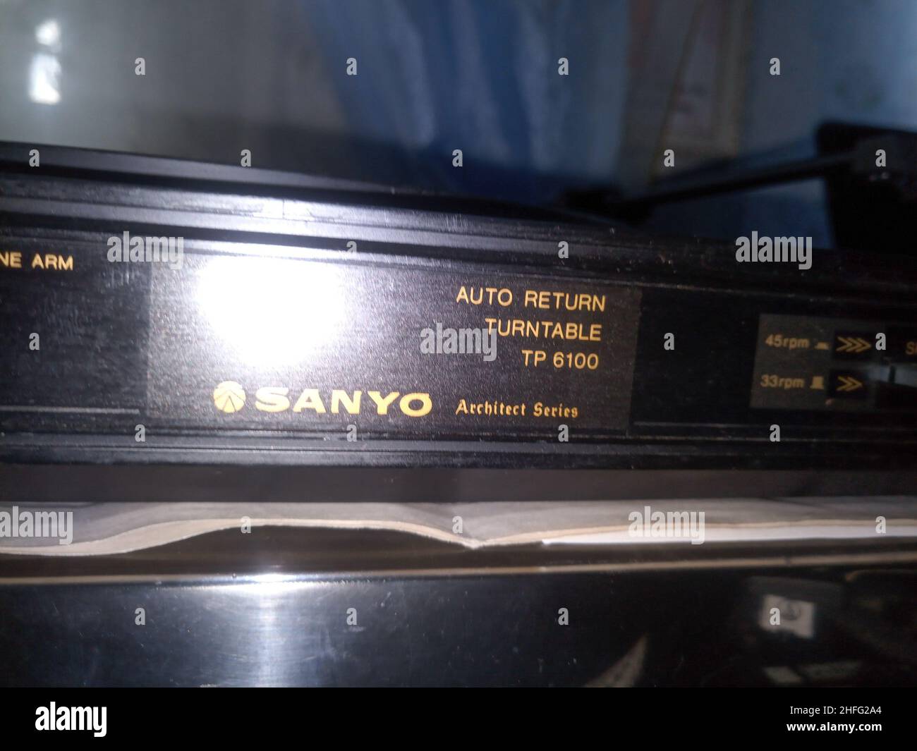 Lettore vinilico Sanyo. Lettore analogico vintage. Giradischi Foto Stock