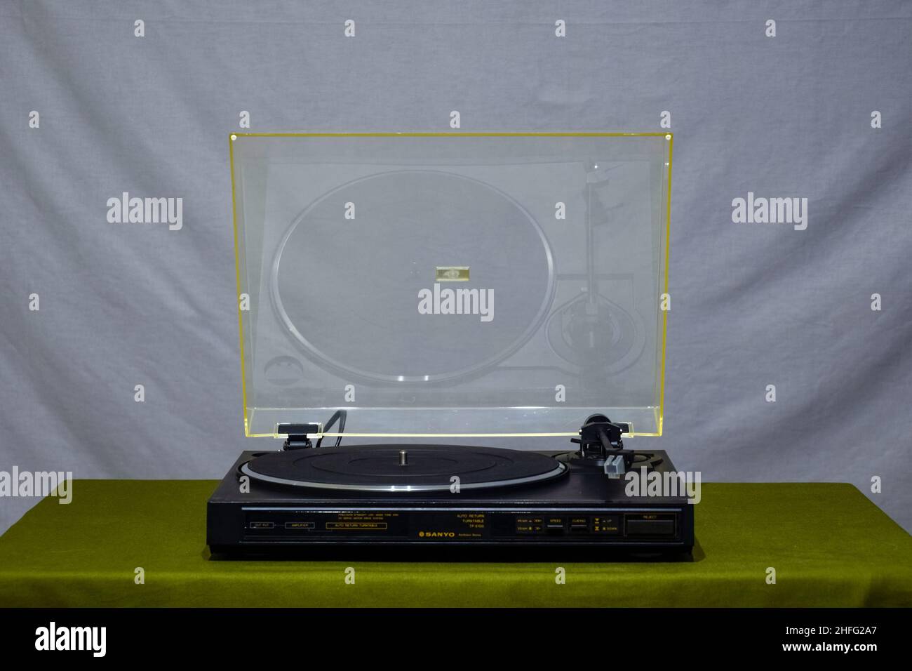 Lettore vinilico Sanyo. Lettore analogico vintage. Giradischi Foto Stock