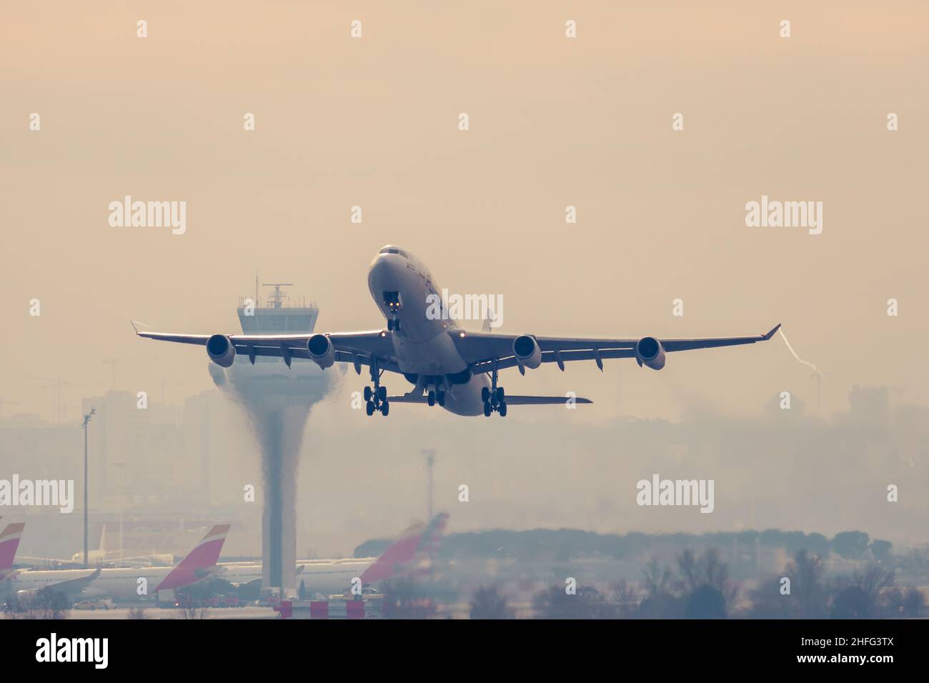 Madrid, Spagna - 8 gennaio 2022: Aereo Airbus A340-300 passeggeri della compagnia aerea Plus Ultra decollo dall'aeroporto Adolfo Suarez Barajas in a f Foto Stock
