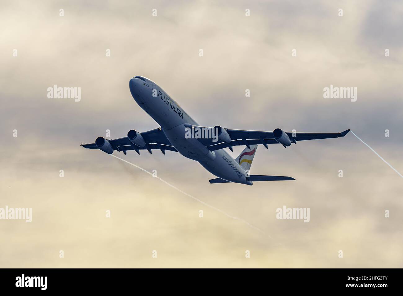 Madrid, Spagna - 8 gennaio 2022: Aereo Airbus A340-300 passeggeri della compagnia aerea Plus Ultra decollo dall'aeroporto Adolfo Suarez Barajas in a f Foto Stock