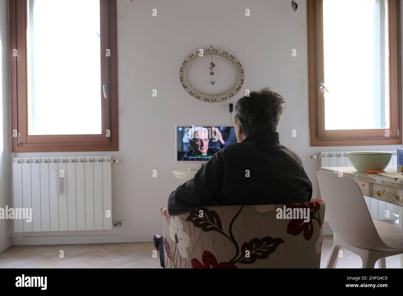 un vecchio guarda la televisione Foto Stock