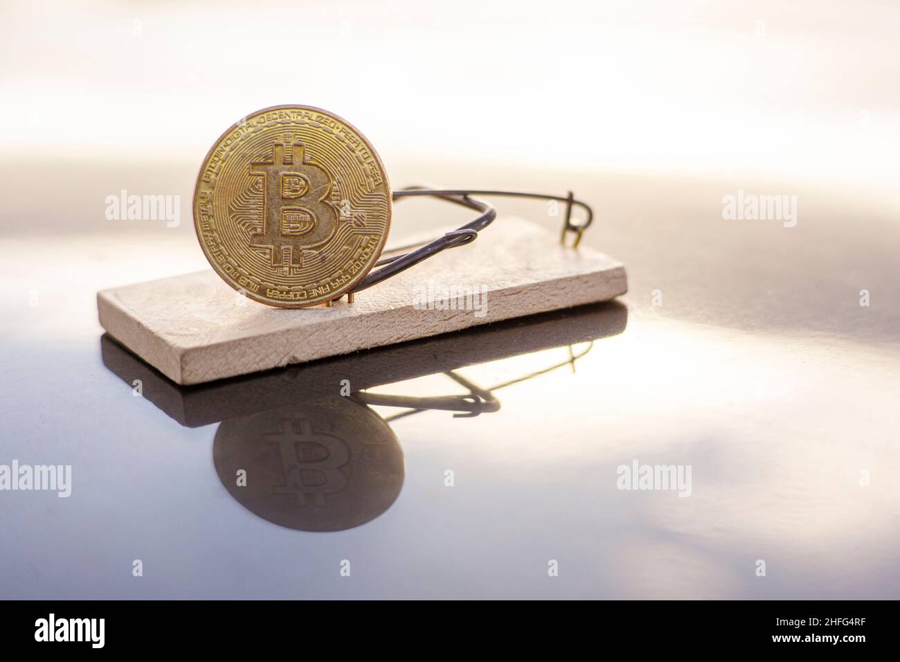 BITCOIN CARICATO IN UNA TRAPPOLA PER MOUSE. CONCETTO DI CRITTOGRAFIA DEL RISCHIO Foto Stock