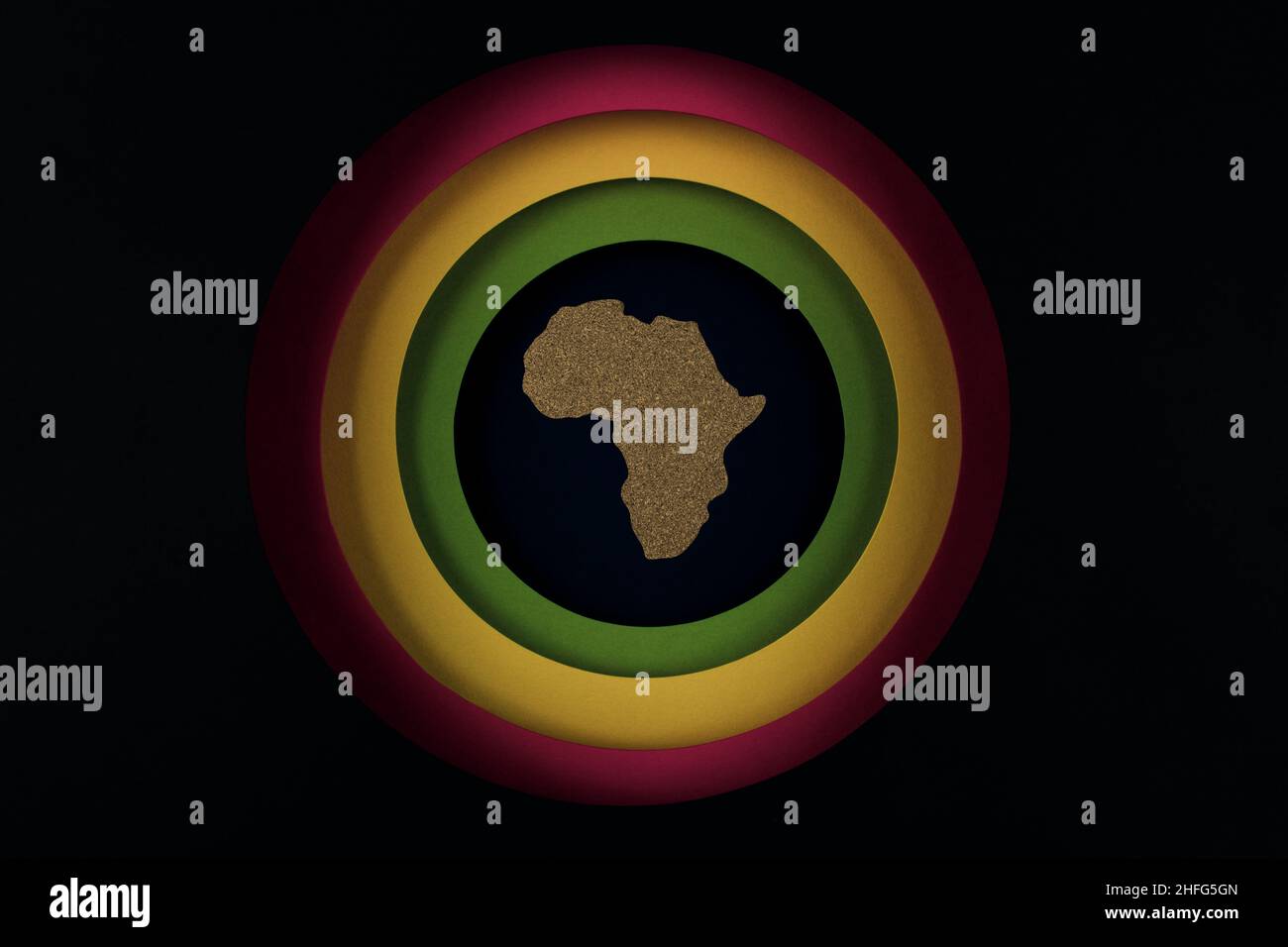 Black History Month Concept. Africa Continente forma con tradizionale barra di colore rosso, giallo e verde. Spazio di copia. Disposizione piatta. Foto Stock