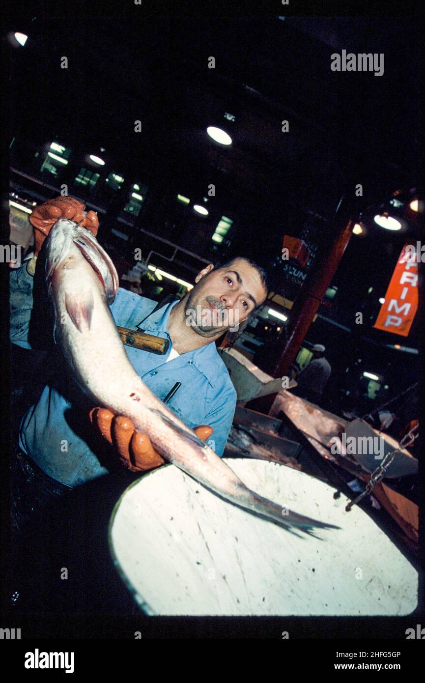 20 dicembre 1998, New York City, NY USA - il Fulton Fish Market , 3:00 al mattino uno dei primi mercati di pesce all'aperto di New York prima del suo passaggio in2005 alla sua attuale posizione in Hunts Point, Bronx, NY. Foto di Jim DeLillo/Alamy Foto Stock