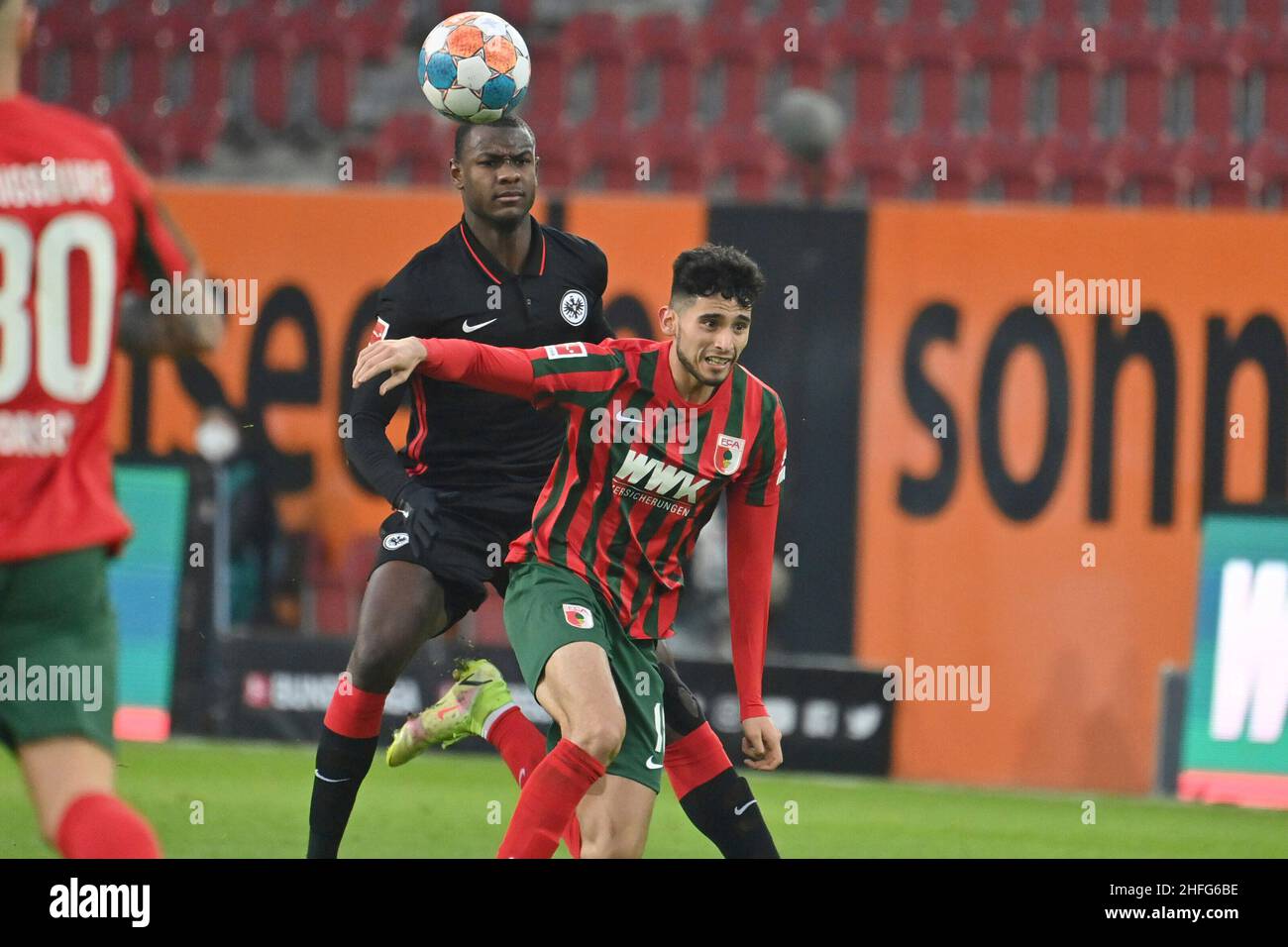 Augusta, Germania. 16th Jan 2022. Ricardo Daniel PEPI (FC Augsburg), azione, duelli contro Almamy TOURE (Eintracht Frankfurt). Football 1st Bundesliga Season 2021/2022, 19th matchday, matchday19, FC Augsburg - Eintracht Frankfurt 1-1 il 16th gennaio 2022 WWK ARENA di Augsburg, Credit: dpa/Alamy Live News Foto Stock