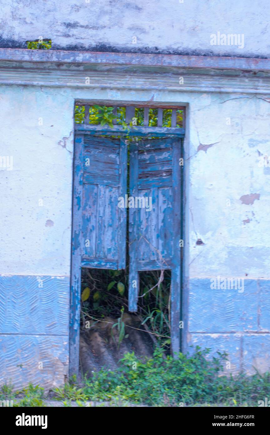 Porta di casa abbandonata in una città colombiana Foto Stock