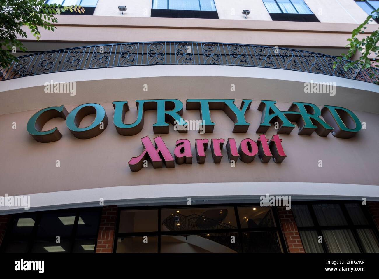 Tacoma, WA USA - circa Agosto 2021: Vista sulla strada di un hotel Courtyard by Marriott e centro congressi nel centro di Tacoma. Foto Stock