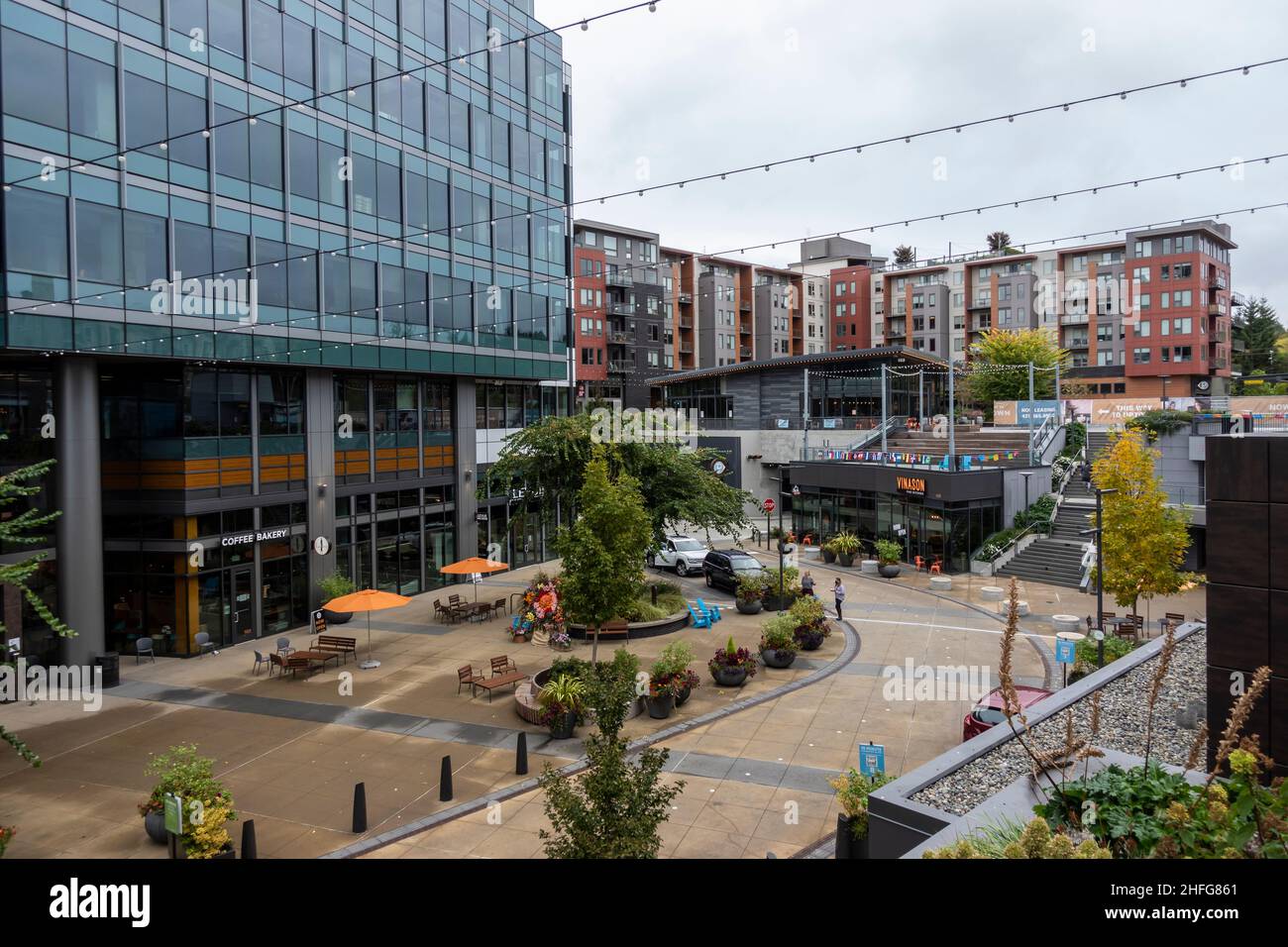 Kirkland, WA USA - circa Ottobre 2021: Vista di secondo livello del grande centro commerciale Kirkland Urban nell'area del centro. Foto Stock