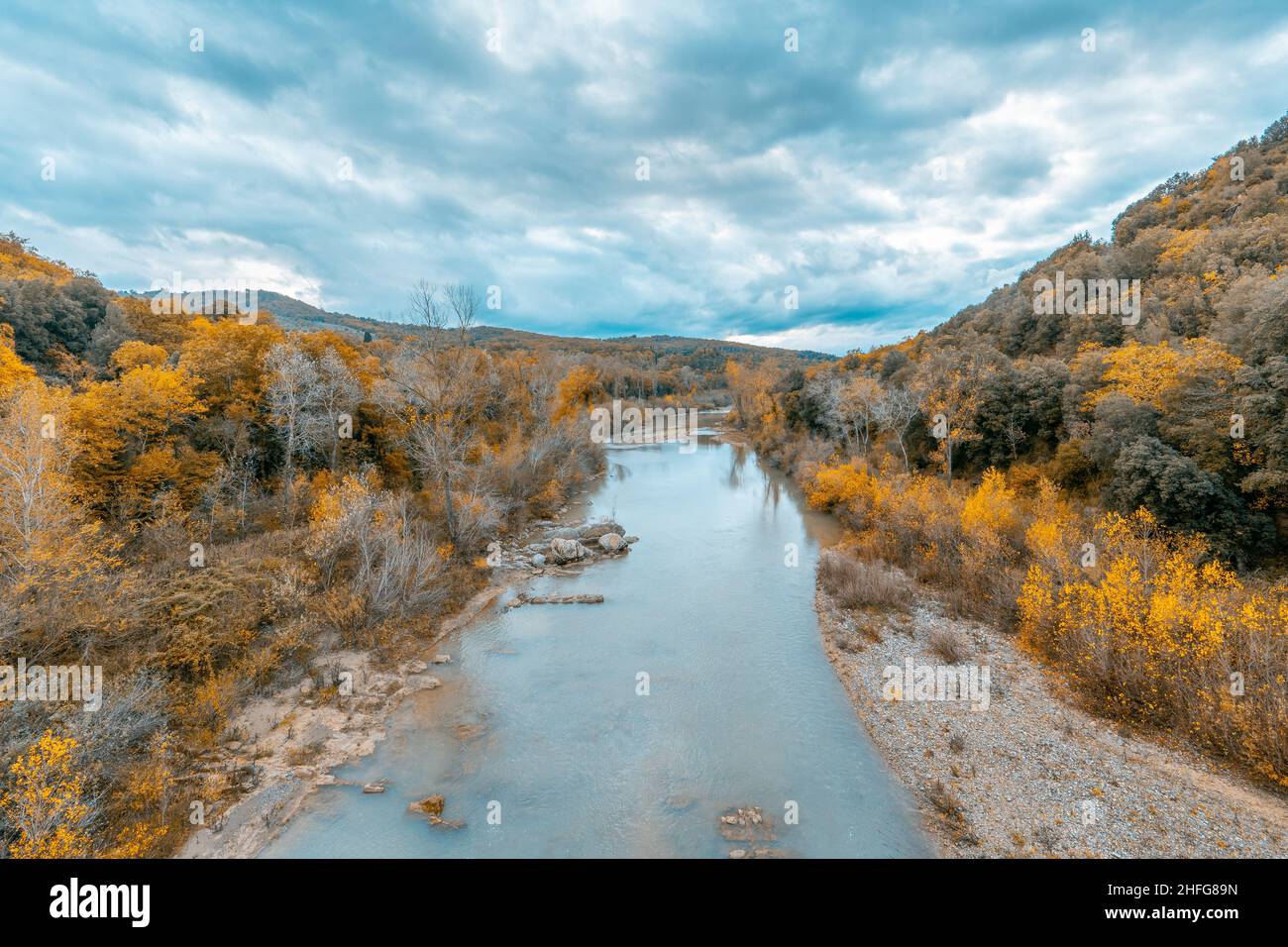 Vista dall'alto del fiume Ombrone in autunno (Italia) Foto Stock