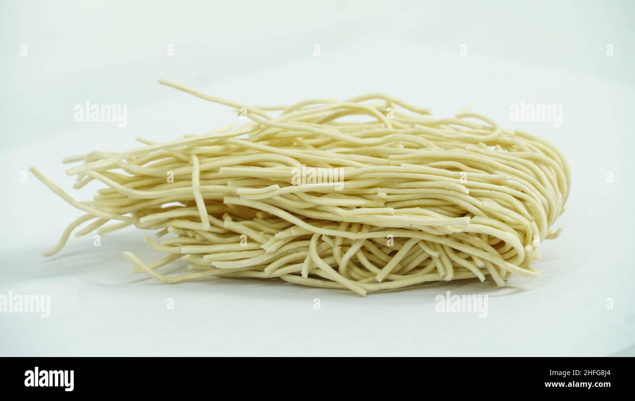 immagine di spaghetti bianchi sul backgroud bianco Foto Stock