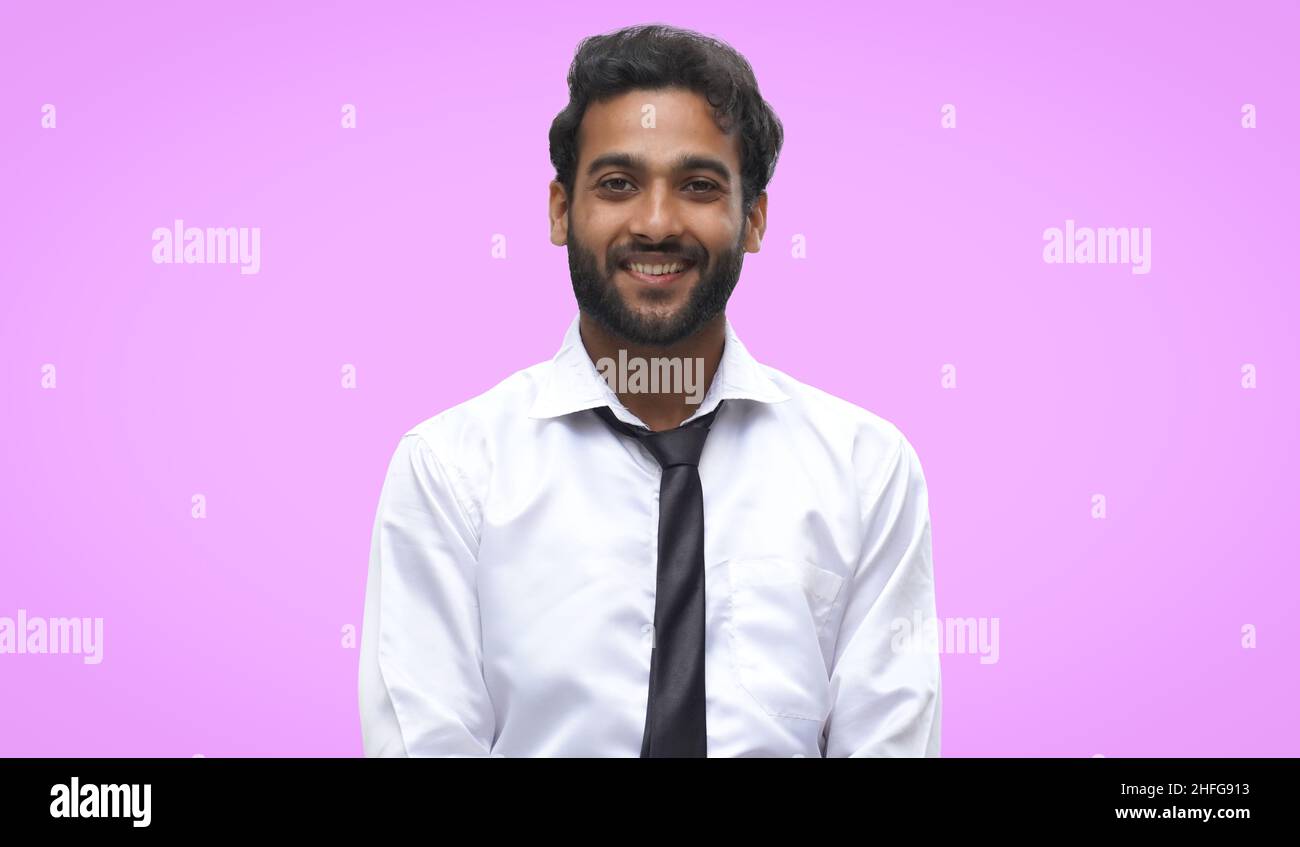 Un uomo che smilita di fronte alla fotocamera sfondo Isloted Foto Stock