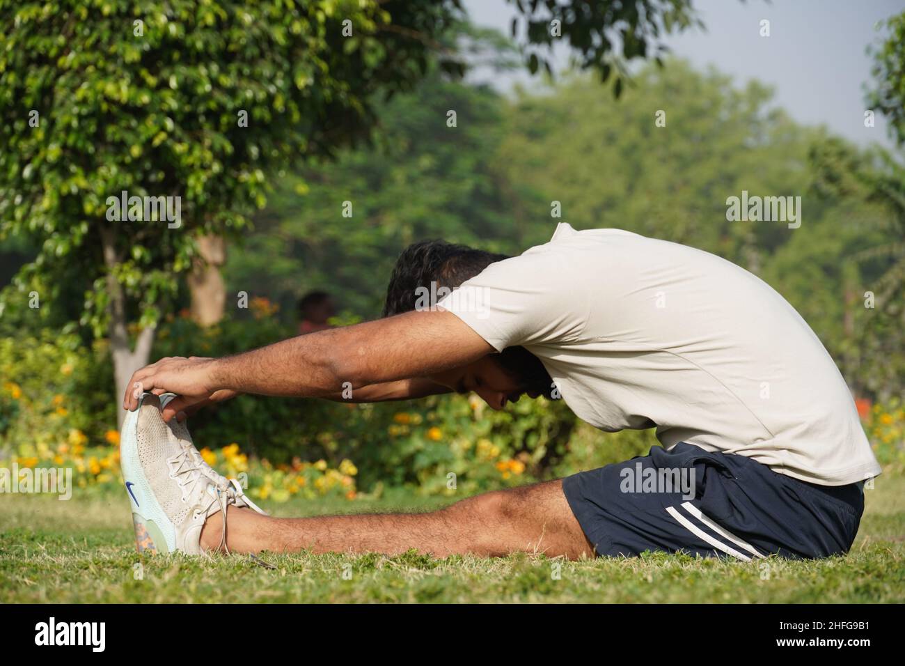 Un uomo che fa l'esercitazione al mattino al parco - concetto di idoneità e di salute Foto Stock