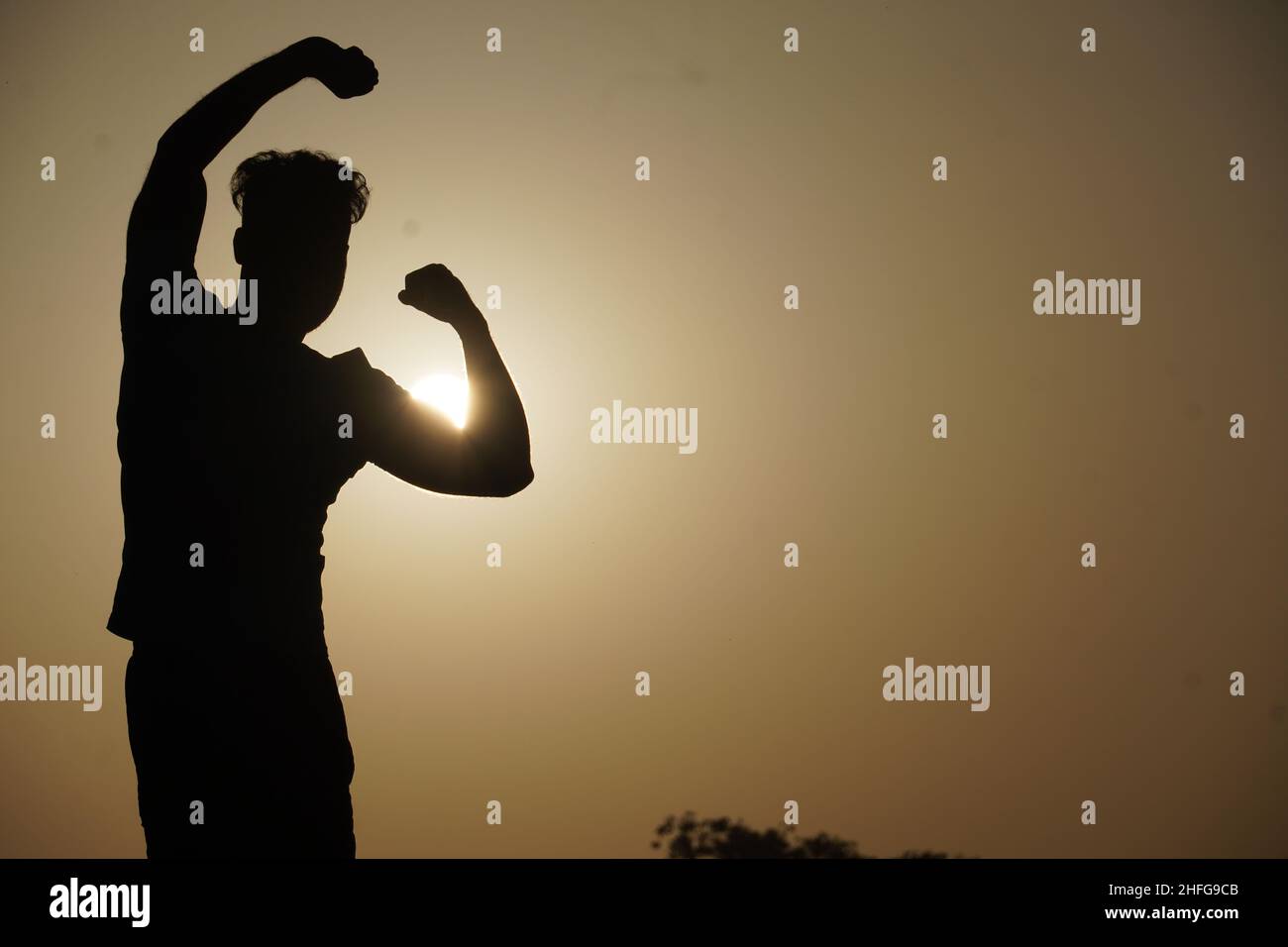 immagine di silhouette dell'uomo con sole che si libera - concetto motivazionale Foto Stock