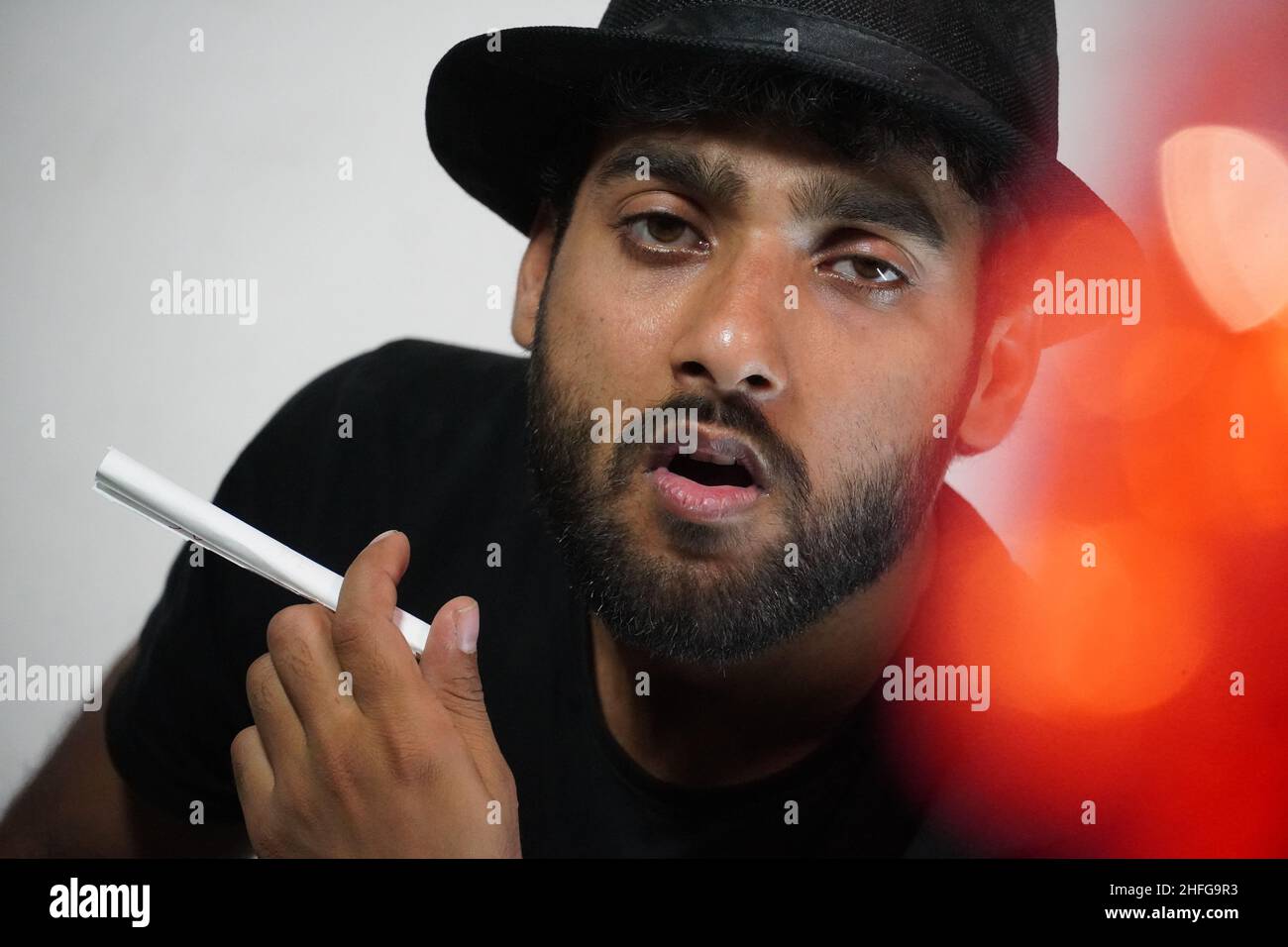 giovane attore che si prepara per il suo atto indossando i direttori cappello Foto Stock