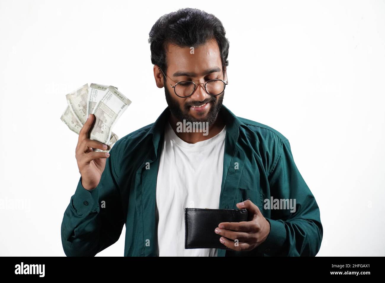 Un giovane uomo con contanti e pronto per lo shopping - Money e concetto di shopping , su sfondo bianco Foto Stock