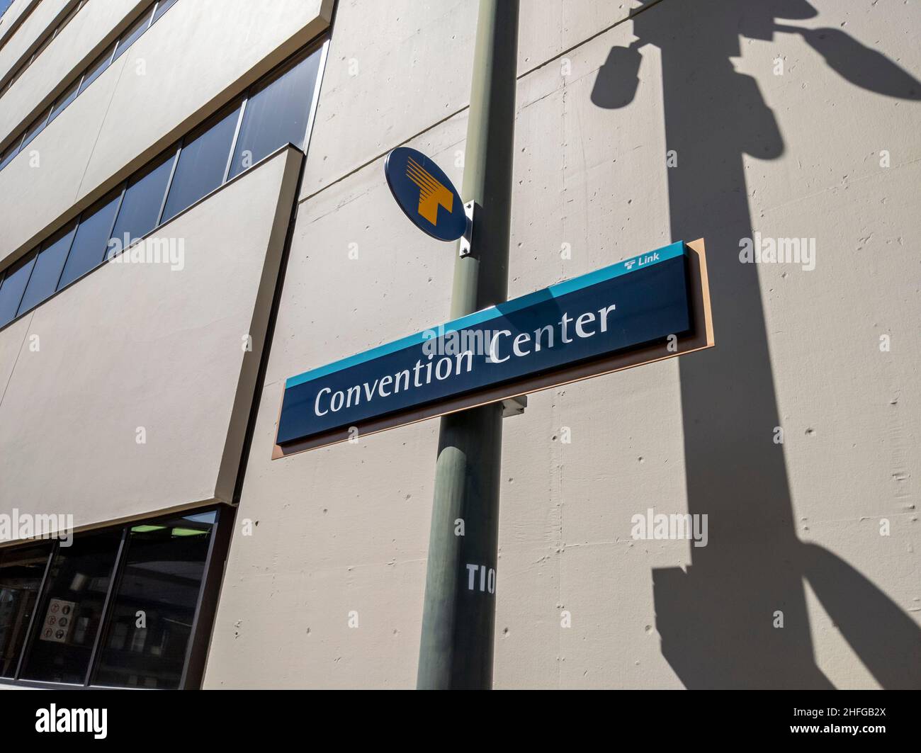 Tacoma, WA USA - circa agosto 2021: Vista di un centro congressi in centro città segno nella città di Tacoma. Foto Stock